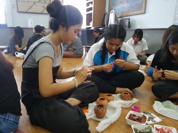 อาสาสมัครแต่งโอ่งจิ๋วน้ำใจช่วยภัยพิบัติ 27ก.ค. 62 Volunteer –To decorate tiny jars for Disaster Relief July, 27, 19 ชั้น 4 ห้องสุจิตรา อาคารมูลนิธิอาสาสมัครเพื่อสังคม @ Thai Volunteer Service Bldg.